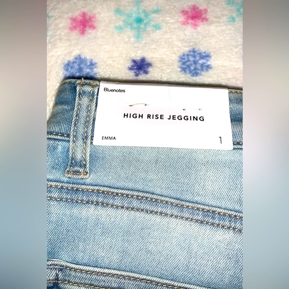 Distressed High Waist Jeans - Picture 3 of 7